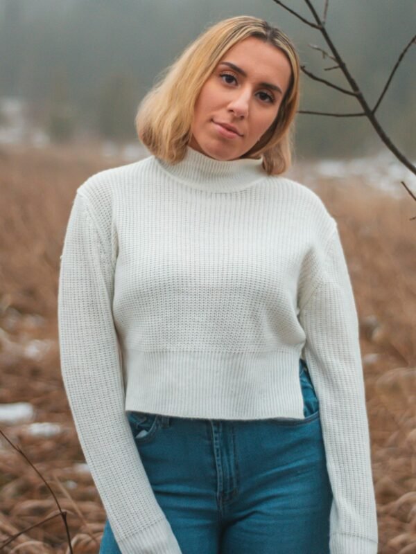 Sweter damski z golfem – ecru